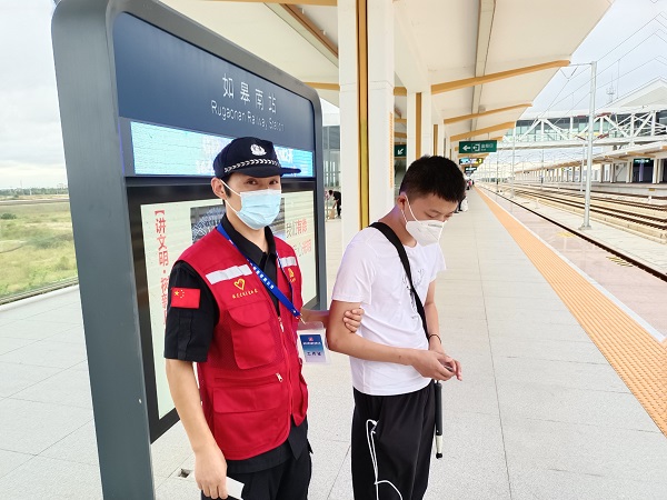 學(xué)雷鋒志愿服務(wù)隊志愿者石建宏幫助盲人旅客順利出行